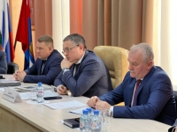 Дмитрий Денисов подробно разбирает вопросы калужан на своём личном приёме
