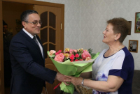 Дмитрий Денисов поздравил соцработника с профессиональным праздником