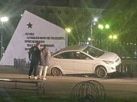 Установлен водитель автомобиля, допустивший наезд на металлическое ограждение , установленное вокруг фонтана на Площади Победы